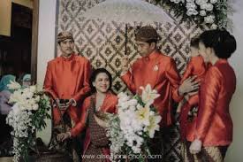 Kalimantan barat terletak di bagian barat pulau kalimantan dengan ibukota di pontianak. 45 Tradisi Dan Adat Pernikahan Unik Dari Penjuru Indonesia Bridestory Blog