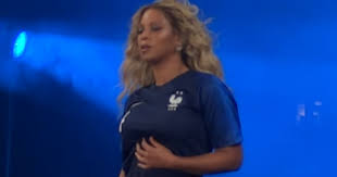 Un show énergique, millimétré, visuellement bluffant, d'un peu plus de deux heures construit autour de son. Beyonce Et Jay Z En Concert A Paris Leur Clin D Oeil Aux Bleus Apres Leur Victoire Purebreak