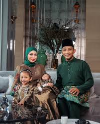 Sultan hassanal bolkiah, eski tv3 (malezya) haber yayıncısı azrinaz. Azrinaz Mazhar Hakim Facebook