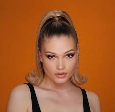 Maggie Maynard's Instagram, Twitter & Facebook