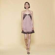 L'idée est d'accessoiriser cette robe à fines bretelles en fonction de l'occasion : Robe Courte Fines Bretelles Ajustables Col V Et Dentelle Femme Rose Pale 3 Suisses
