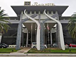Baspertama kali di terengganu, bas bercirikan tradisional istana lama melalui rekabentuk atap yang unik, beridentitikan kebudayaan negeri diperkenal kepada orang ramai.dua bas berkenaan diberi nama sempena dengan dua lokasi pelancongan terunggul terengganu iaitu kenyir dan redang.bas bandar memulakan operasi bermula jam 6 pagi sehingga 10 malam setiap hari membawa Raia Hotel Convention Centre Terengganu Kuala Terengganu Harga Terkini 2021