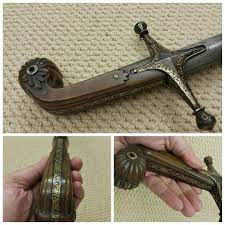 سعيد غانم بن حموده on instagram صوره لبعض تفاصيل قبضة السيف السابق نلاحظ فيها دقة وجمال السيوف في الفتره ال swords medieval medieval armor swords and daggers