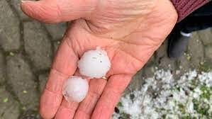 Doch auch in dieser woche soll es stürmisch weitergehen. Tischtennisball Grosse Hagelkorner Unwetter In Oberbayern Br24