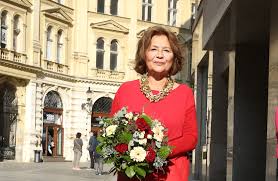 Herečka emília vášáryová (71) se dnes rozloučila se svým manželem, známým slovenským kostýmním výtvarníkem milanem čorbou (†72), který zemřel na následky těžké nemoci 11. Dama