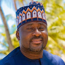 Elliot Marks's Instagram, Twitter & Facebook