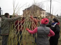 construire une cabane en osier vivant chalet de jardin jardin naturel idees jardin