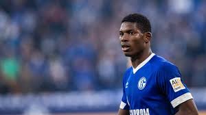 Breel embolo, right, shrugs off poland's artur jedrzejczyk during switzerland's euro 2016 defeat. Borussia Monchengladbach Embolo Wechsel Von Schalke Nach Gladbach Perfekt