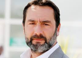 Alors qu'il ne se destine pas à la comédie, il suit pourtant des cours de théâtre avec un ami dans le but de côtoyer des filles de leur âge. Gilles Lellouche Dives In At The Deep End In Le Grand Bain Cineuropa