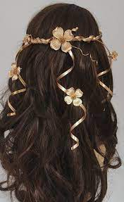 Elizabethan Hairstyles Dark Brown Wavy Hair With Wreath Like Decoration Made From Twisted Gold Ribb Renaissance Hairstyles Medieval Hairstyles Hair Accessories