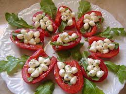Antipasti con mozzarelline e pomodorini. Scodelle Di Pomodori Con Perline Di Mozzarella Vorrei Diventare Una Brava Cuoca