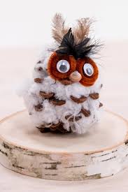 Pour fabriquer ces hiboux les enfants utiliseront simplement une pomme de pin, un. Pommes De Pin Pour La Deco De Noel 58 Idees En Photos Archzine Fr