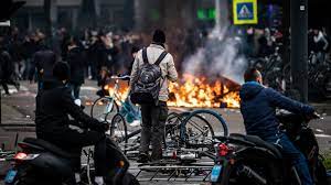 Niet alleen in nederland wordt geschokt gereageerd op de relschoppers, de. Avondklok Gelegenheidsargument Om Te Rellen Of Echte Boosheid Rtl Nieuws