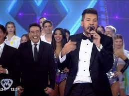 El 30 de mayo de 2016, cande tinelli debutó como cantante en showmatch, donde interpretó el tema love me like you do, de ellie goulding. Marcelo Tinelli Volvio Con Showmatch Y Hubo Polemica Por Los Protocolos