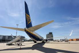Ein internes memo von ryanair bezeichnet den vorfall als „inakzeptables ereignis. Ryanair To Shut Frankfurt Hub After Pilots Refuse Pay Cuts