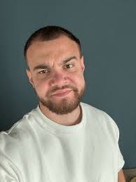 Ja, ja, stellen Sie mich dort vor! Der Job hört sich gut an!“ 👍🏻 Auf…