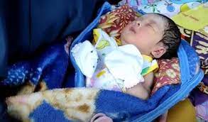 Selepas itu, bacakan azan di telinga kanan bayi. Hukum Dan Bacaan Adzan Bayi Sesuai Sunnah Serta Hikmahnya