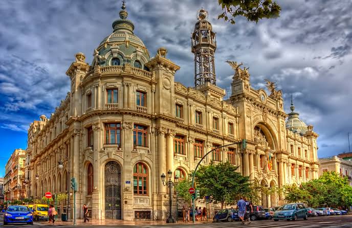 Plaza del Ayuntamiento y Edificio de Correos: Corazón Cívico y Belleza Arquitectónica