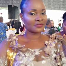 Alternative methods to cut out cake shapes without a pan