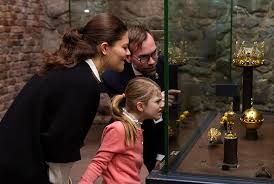 Maybe you would like to learn more about one of these? Kronprinsessan Och Prinsessan Estelle Besokte Skattkammaren Sveriges Kungahus