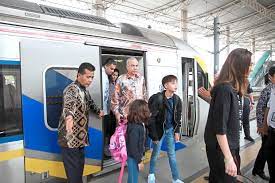 Sultan nazrin shah zara salim davidson (isteri) raja azlan muzaffar shah (anak lelaki) raja nazira safya shah (anak perempuan). Perak Ruler And Family Ride Ets Again The Star
