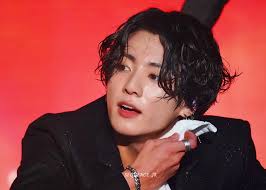In the picture, it appears as if the male, who some people believe is jungkook, has his arms wrapped around the woman that is believed to be his girlfriend. Hairstyle Of Bts S Jungkook During Lotte Family Concert That Cause Army To Gasp Kpopmap