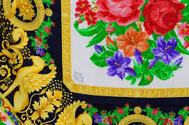 Vind fantastische aanbiedingen voor versace floral. Atelier Versace Silk Baroque Frame Needlepoint Flower Print Scarf 1980s At 1stdibs