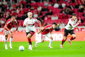 Brasileir&atilde;o: Flamengo reage no fim e arranca empate contra o Internacional