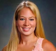 What factors affect stiletto nail width and longevity?