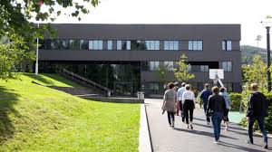 Den har om lag 830 elever, fordelt på 29 ordinære klasser, to mottaksgrupper og flere spesialgrupper. Insptur Tysvaer Kommune 1 Marienlyst Skole Haugaland Vekst
