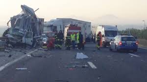 Il tuo browser non può riprodurre il video. Autostrada A1 Spaventoso Incidente Vicino Roma 6 Morti Tra I Quali Una Bambina Baritalia News