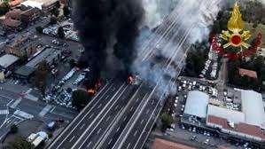 Una persona è morta e altre 70 sono rimaste ferite nell'esplosione di un'autocisterna dopo un tamponamento in autostrada. Drammatico Incidente A Bologna Chiusa La A14 Gli Itinerari Consigliati Da E Per Firenze