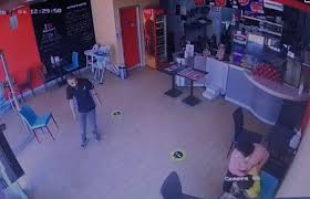 Konusundan sonra en çok merak edilenlerden birisi bu tekniğin nasıl heimlich manevrası bilinci açık , bilinci kapalı ve bebeklerde farklı şekillerde uygulanır. Nefes Borusuna Yemek Kacan Bebegi Is Yeri Sahibi Heimlich Manevrasiyla Kurtardi Iste Herkesin Bilmesi Gereken O Yontem