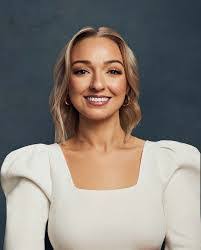 Emma Paris's Instagram, Twitter & Facebook