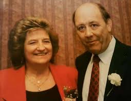 Hello, could you possibly do your magic and turn this picture that Mum and  Dad can have a kiss please ❤️