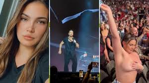 Cubana se quita sostén en concierto de Arjona en Miami| ADN Cuba