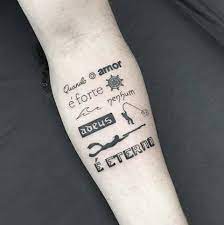 Otimo Modelo De Tatuagem Com Frase Desenhos Frases Tatuagem Tatuagens Melhores Tatuagens Encontramos as melhores fotos de frases para tatuagem para inspirar você nesta escolha! frases tatuagem