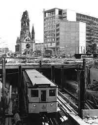 In den 1970er und 1980er jahren entwickelte sich der bahnhof zum sozialen brennpunkt. 1958 U Bahn Richtung Reichskanzlerplatz Neugestaltung Der Hardenbergstrasse Mit Dem U Bahnhof Zoologischer Garten Lieux A Visiter Berlin Transports Publics