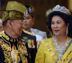 He married secondly in 1988, and divorced in 1997, cik puan nur lisa idris binti abdullah née lisa davis (born 1959). 62 Royalty Malaysia Ideas Royalty Royal Tiaras Royal Jewels