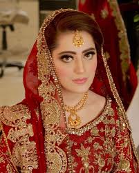 Allenora Annie Signature Saloon Okara