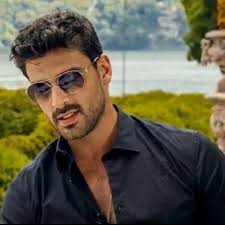 En qué piensas? —pregunta, desviando ligeramente la vista a mis p13rn4s.  —No pienso en nada. —respondo a su interrogativa. —¿Entonces por qué  aprietas las p13rn4s? —una sonrisa ladina se asoma en sus