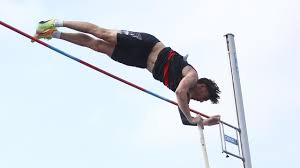 Die hochspringer barshim und tamberi teilten sich. Olympia 2021 Stabhochspringer Harry Coppell Schlagt Sich Im Training Mehrere Zahne Aus Eurosport