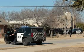 Daar was een gijzeling in de apple store aan het leidseplein die vijf uur heeft geduurd. Twee Britse Tieners Opgepakt In Onderzoek Naar Gijzeling Synagoge Texas Buitenland Ad Nl