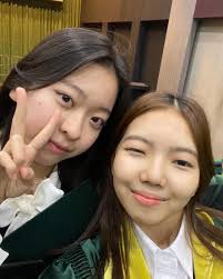 hey everyone!! i'm joanna kim from san francisco, though i am currently  attending an international school in seoul, south korea. i'm planning to  study biochem at CAS (women in stem woop woop)