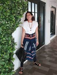 Penampilan lesti dilengkapi dengan kain batik dengan motif senada dengan motif setelan rizky billar. 5 Padu Padan Kain Tenun Ikat Yang Kekinian Ala Dian Sastrowardoyo