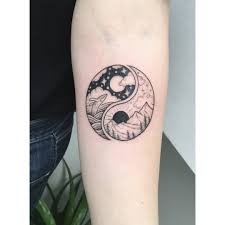 Yin and yang takes the form of a circle with a light and dark side. Yin En Ying Model Hippie Tattoo Yin Yang Tattoos Tattoos