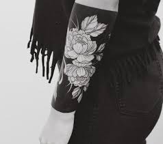 There are numerous cases of white tattoos gone wrong — especially when an inexperienced tattoo artist uses a blue stencil ink, which can mix in with the white ink and produce an unwanted effect that will never go away. Negative Space Tattoo Discover 50 Most Amazing Black And White Tattoos