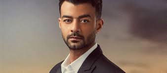 ولد في مدينة جدة المملكة العربية السعودية لأبوين مصريين، درس أعمال. Ù‡ÙŠØ«Ù… Ø´Ø§ÙƒØ± Et Ø¨Ø§Ù„Ø¹Ø±Ø¨ÙŠ