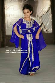 Il s'agit d'une robe longue qui vient épouser les formes de la femme. Epingle Par Mabrouka Sur Robes Soires Robe Marocaine Caftan Fille Et Robe