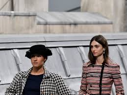 Notre sélection de chaussures chics et confortables à porter ce printemps. This French Youtube Star Just Crashed The Chanel Runway In Paris Vogue
